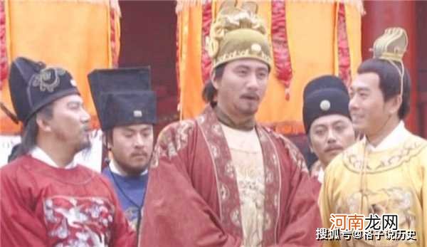 太子朱标落水侍卫救起后，朱元璋看到侍卫的衣服，却下令杀了他们