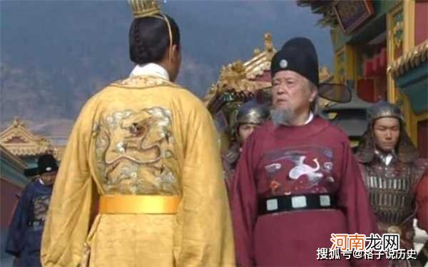 太子朱标落水侍卫救起后，朱元璋看到侍卫的衣服，却下令杀了他们