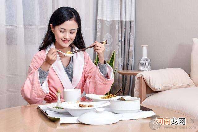 宝妈吃完四类食物后,母乳质量可能会变差,最好暂时停止给娃喂奶