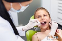 小孩换牙松动多久才掉 换牙后的好坏是孩子自信的来源