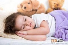 宝宝什么时候睡枕头 主要是这种因素决定的