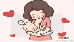 为什么一个月大的宝宝喝奶会打嗝？母乳喂养的正确姿势介绍