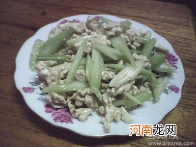 儿童益智食谱：核桃仁拌芹菜