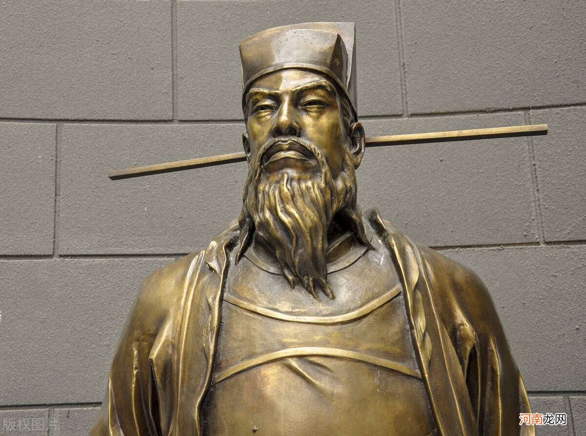高俅是如何从苏轼的小吏，混成执掌京城禁军的殿帅的？