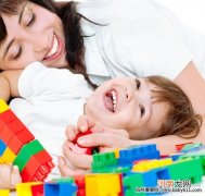 玩积木可开发宝宝的空间感
