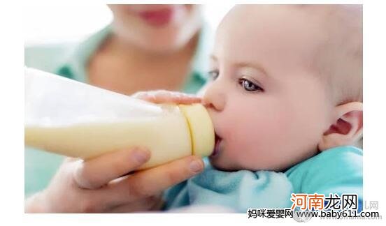 婴儿可以躺着喝奶粉吗