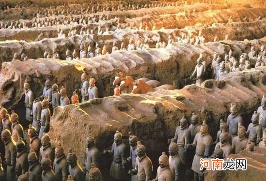 专家说秦人无盔，没希腊人重视防护？那是他根本看不懂秦军军阵