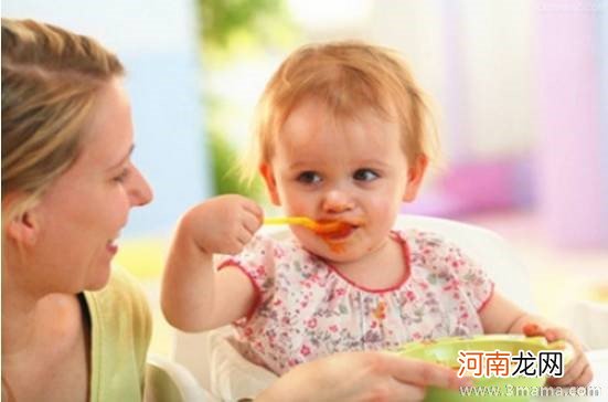 给宝宝喂固体辅食的喂食策略