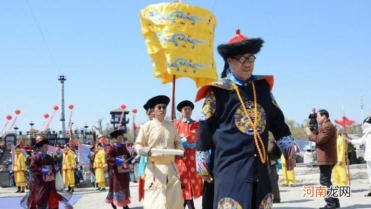 他自称乾隆的第七代皇孙，如今是一位名医，每年穿清朝龙袍祭祖
