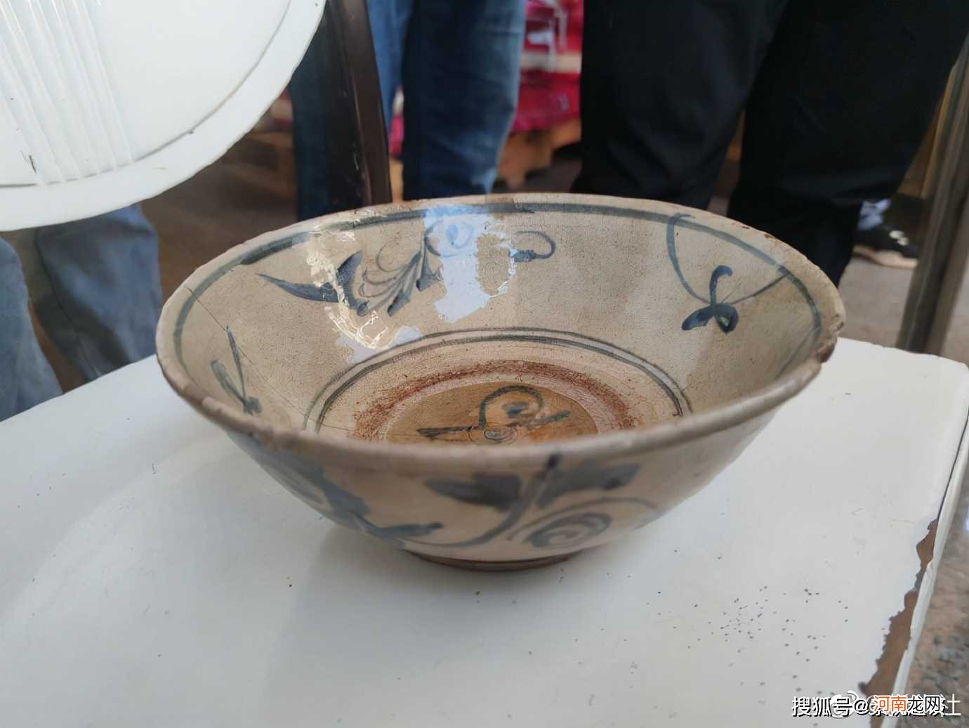 施工地发现青花古瓷，釉色俏丽又自然，属于民窑的精品件