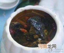 儿童菜谱鸡类：椰汁炖乌鸡