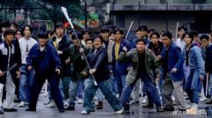 香港黑帮打架能力有多强？一帮难民拿着棍子：打残130名黑帮分子