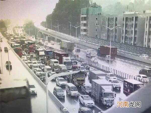 堵哭了！多地大塞车 朋友圈哀嚎！最难打车日：滴滴崩了 嘀嗒也崩了