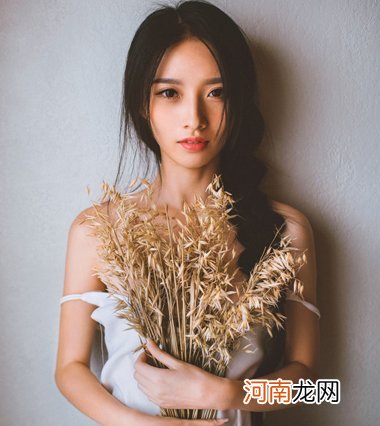 平分中长直发如何扎漂亮 平分直发扎小辫子发型