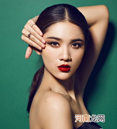 平分中长直发如何扎漂亮 平分直发扎小辫子发型