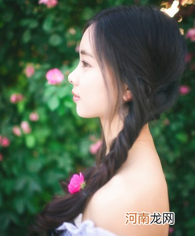 平分中长直发如何扎漂亮 平分直发扎小辫子发型