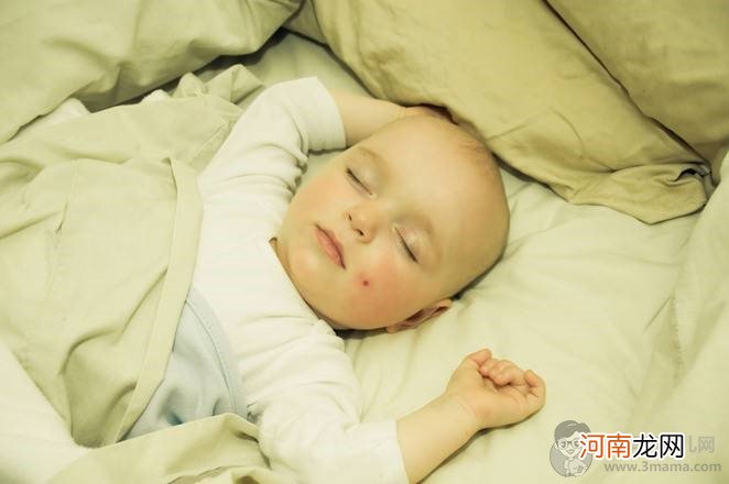 宝宝经常夜醒，不一定是饿了，可能是这三个原因在作祟！