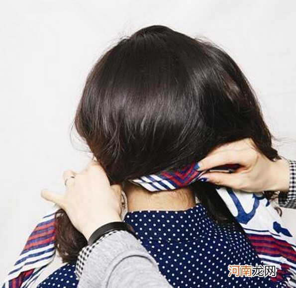 韩版扎头发的方法步骤 韩式可爱发型发带扎法步骤