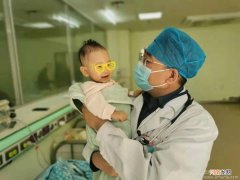 罕见怪胎婴儿获新生 外科医生创造奇迹