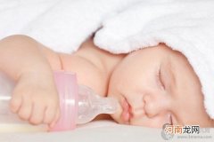宝宝吐奶是不是受凉了 正确方法应对宝宝吐奶最重要