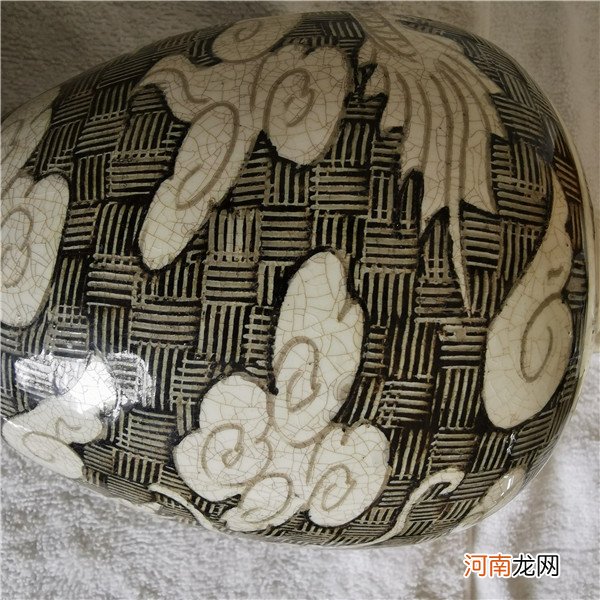 走近中国古代宋磁州窑龙纹花口瓶艺术