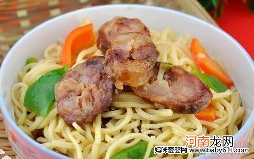 儿童食谱面条类：香肠炒面条