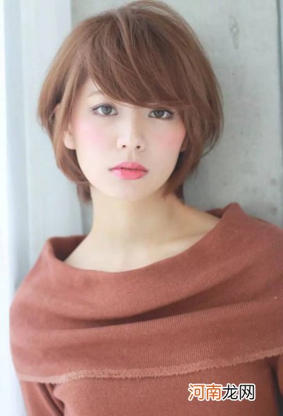 日系温柔款式短头发设计 纯美亮眼的女孩子卷发图片