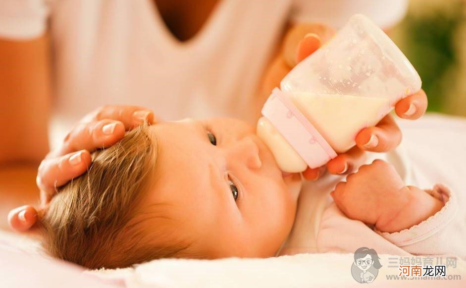 几个因素易导致母乳不足,宝宝若没吃饱,便便往往是这种状态
