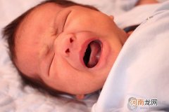 新生儿不停吃奶还哭闹是怎么回事 是这四个原因导致的