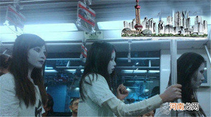 上海地铁女僵尸出没 鲜血淋淋脸色苍白车厢内游荡吓呆乘客