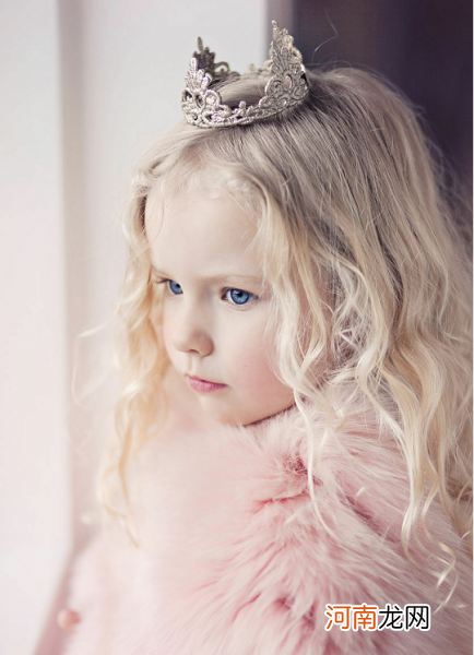 儿童皇冠发型如何扎 小女生带皇冠发型图解