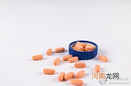 狠心和孩子分房睡，开门竟看到……