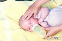 妈妈这样冲奶粉，无疑是拿宝宝的健康在开玩笑！