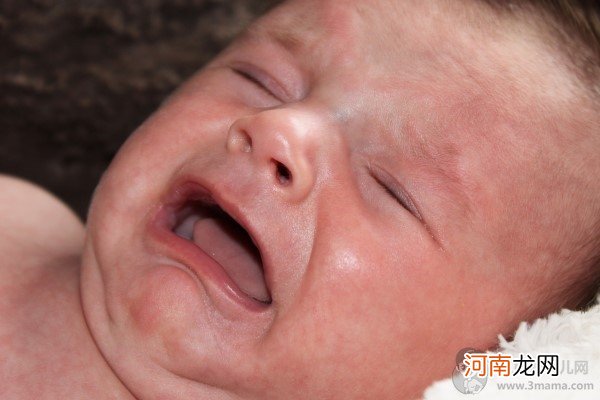 宝宝晚上哭闹是缺什么 要根据孩子的症状来判断