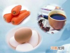胡萝卜、鸡蛋和咖啡