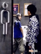 男厕所里站着尿尿的美女