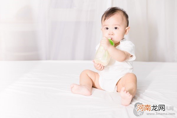 宝宝鼻子溢奶怎么办 妈妈需警惕宝宝鼻子溢奶致呛奶