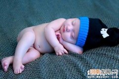 一岁半宝宝睡眠时间短是怎么回事？一天睡多少才算正常？