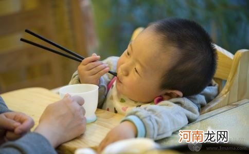 想让宝宝更聪明？3岁开始学用筷子
