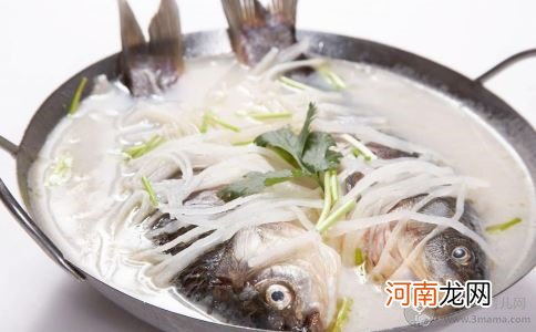 孕期安胎食谱 红枣黑豆鲫鱼汤的做法