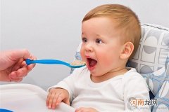 婴儿吃辅食经常呕吐原因多 要对号入座进行止吐