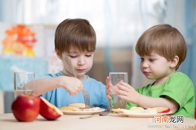 4岁4季度宝宝亲子游戏：筷子比赛