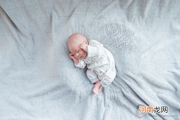 婴儿睡觉姿势像青蛙是反射 这种放松标志并非坏事