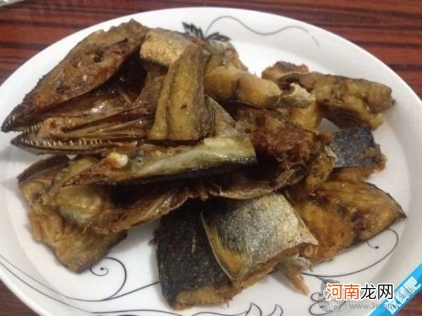 干鱼怎么做好吃?蒜香咸香的青蒜烧干鱼做法