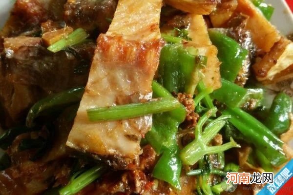 干鱼怎么做好吃?蒜香咸香的青蒜烧干鱼做法