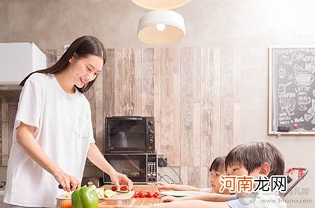 睡觉前喜欢哭闹一阵的宝宝，哄还是不哄？