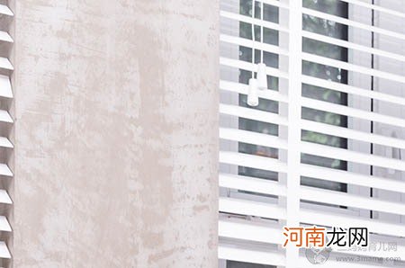 睡觉前喜欢哭闹一阵的宝宝，哄还是不哄？