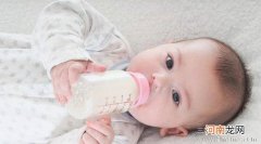 如何练习宝宝自己拿奶瓶