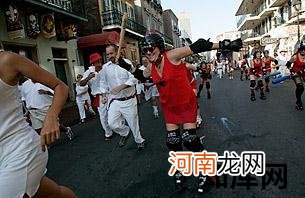 世界10大怪异节日：日本裸体节美国无头鸡节等