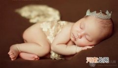 两种影响宝宝头型的睡姿介绍，宝宝晚上睡觉哪姿势好？